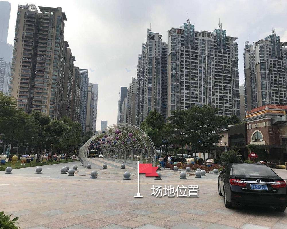 广州珠江道商业广场 - 喷水池旁