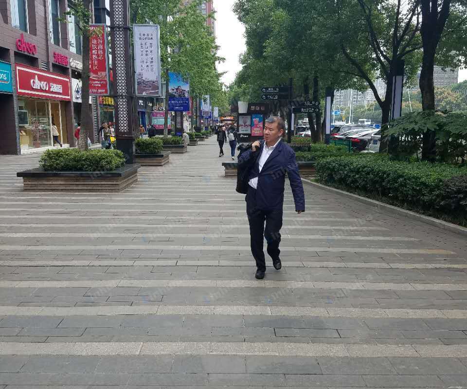 武汉世界城光谷步行街 - 星巴克与沃尔玛中间道路左侧