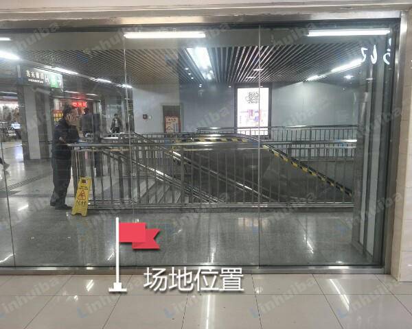 顺和源美食广场 - 玻璃墙前侧走廊位置大盘鸡店对面