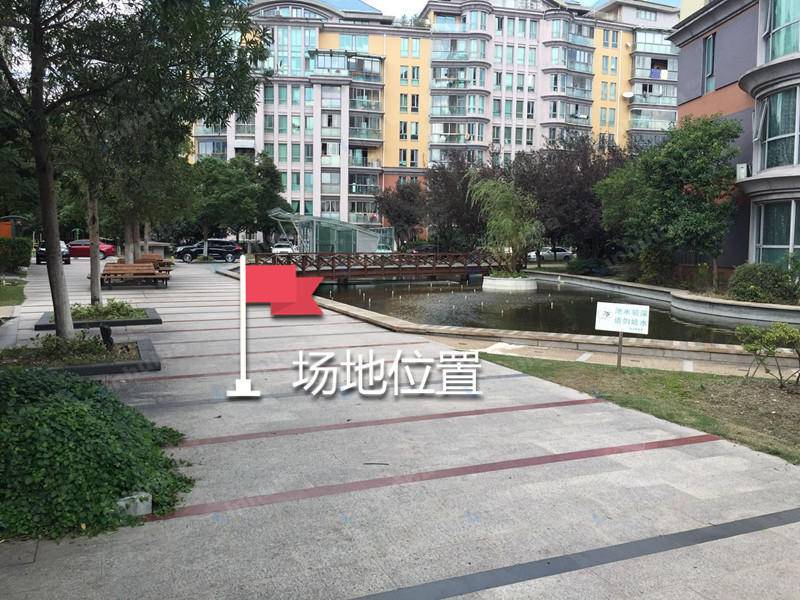 上海阳光国际公寓 - 小区中央水池边
