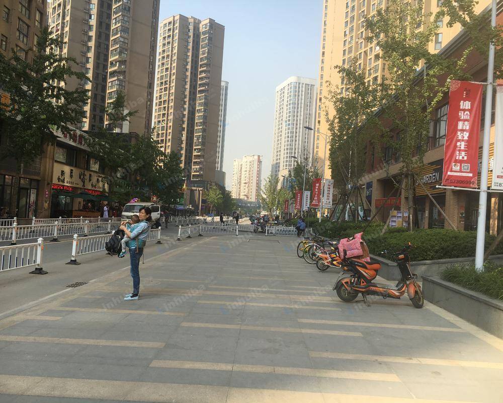 武昌府花样街 - 武昌府花样街二期停车场旁空地