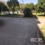 学校宿舍区与进入商业街的干道交叉处