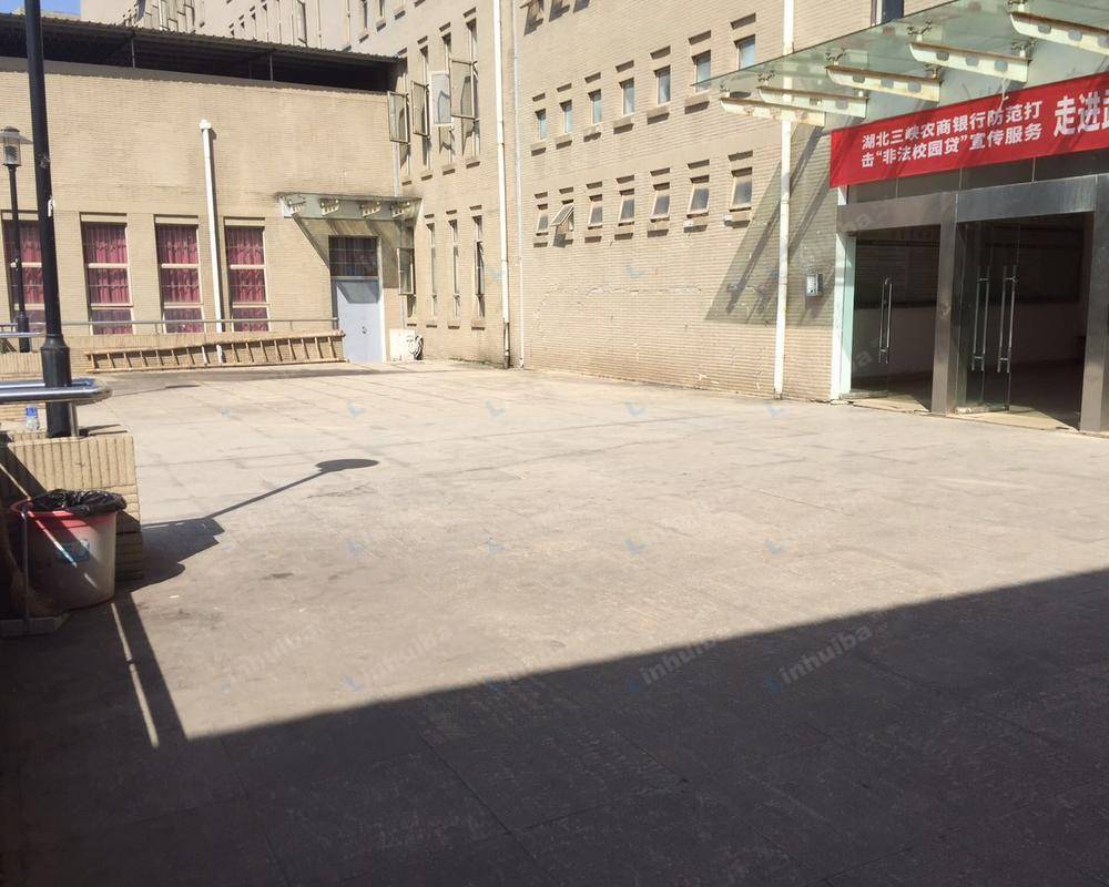湖北第二师范学院(汤逊湖校区)-东门 - 进入一号教学楼之前门口左边小型广场