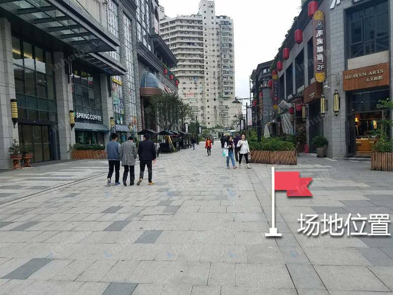 武汉泛悦汇昙华林 - 后广场街道中间