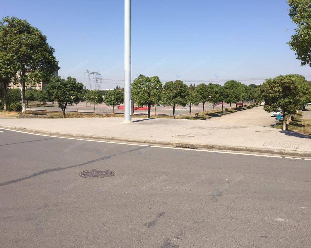 湖北第二师范学院(汤逊湖校区)-东门 - 主干道进入运动场交界处大灯下（为该校标志建筑）