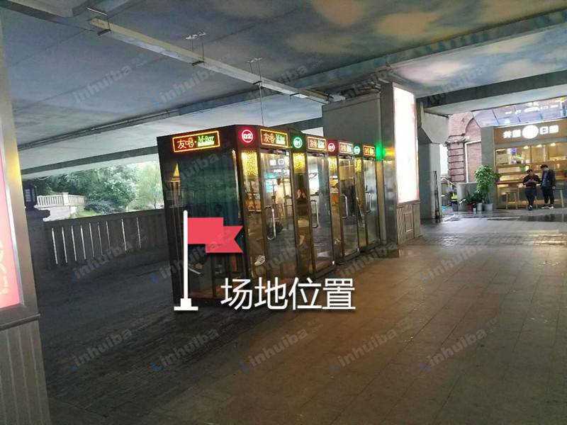 武汉楚河汉街广场 - B区桥下桥墩旁边