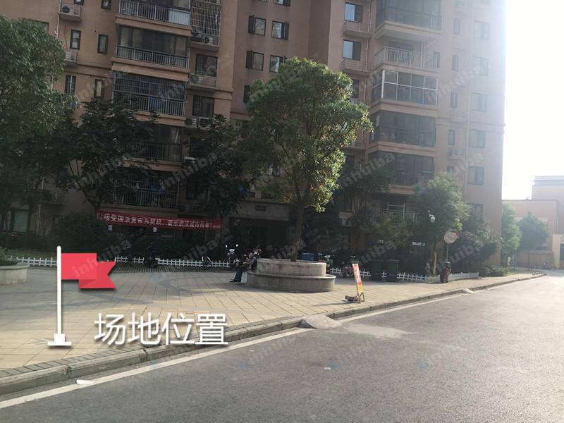 鸿岭花园 - 鸿岭花园大门保安室对面