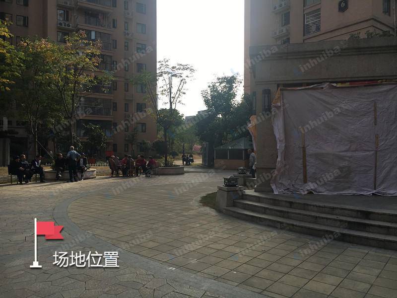鸿岭花园 - 鸿岭花园大门保安室对面