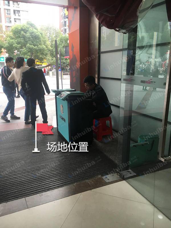 武汉泛悦mall - 泛悦mall一号门外入口旁