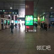 南出入口旅游咨询点前侧立柱位置