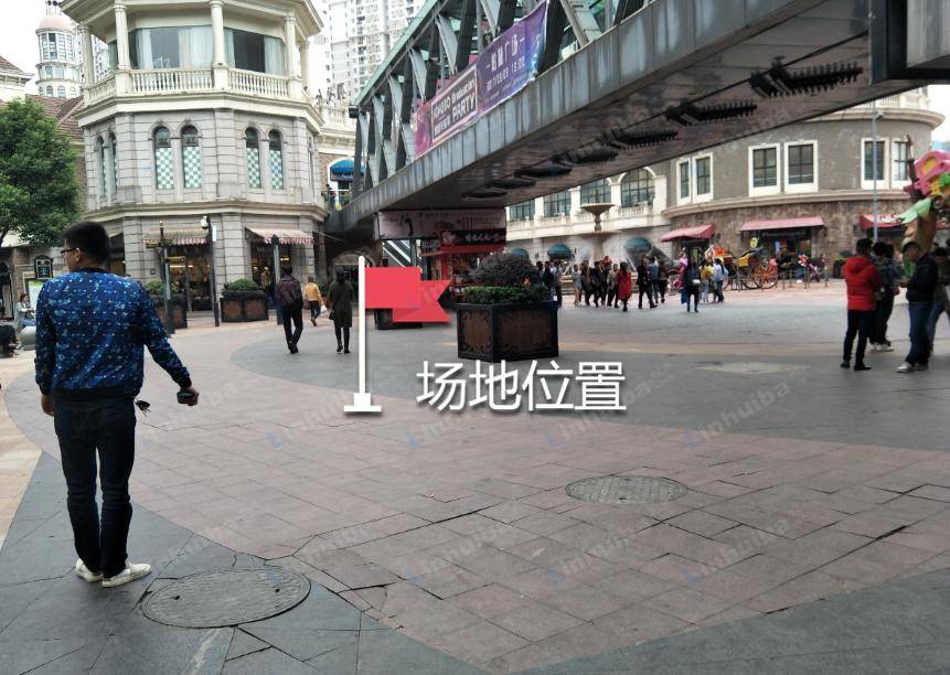 武汉世界城光谷步行街 - 弗拉门戈广场天桥下方