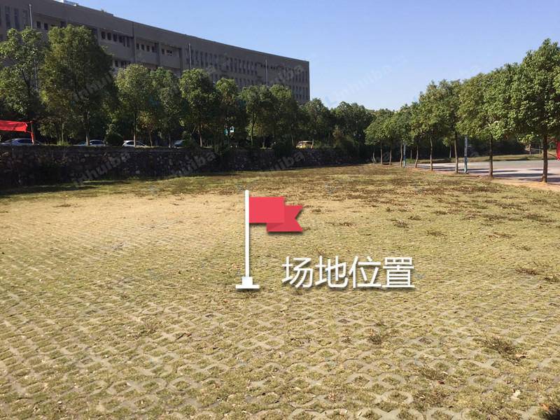 湖北第二师范学院(汤逊湖校区)-东门 - 学校篮球场与主干道之间的绿地