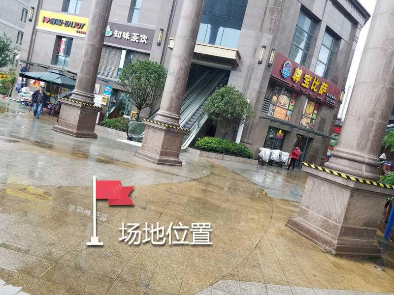 雄楚一号皇后公园 - 雄楚一号皇后公园大门门头下方广场