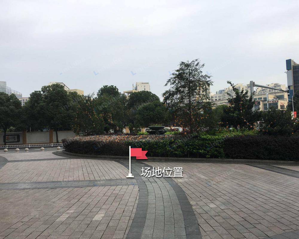 台州意得百货 - 意得百货外广场弧形区域