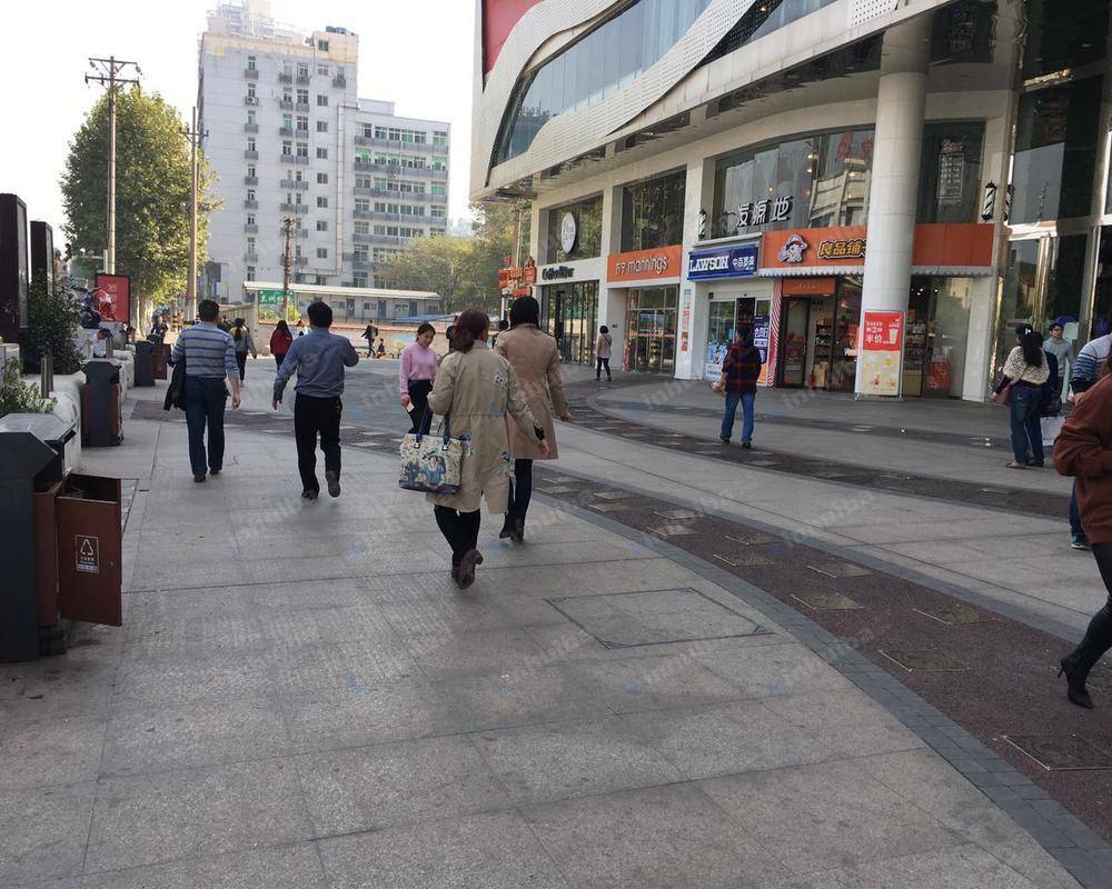武汉朗汇68商业广场 - 外广场中心处1