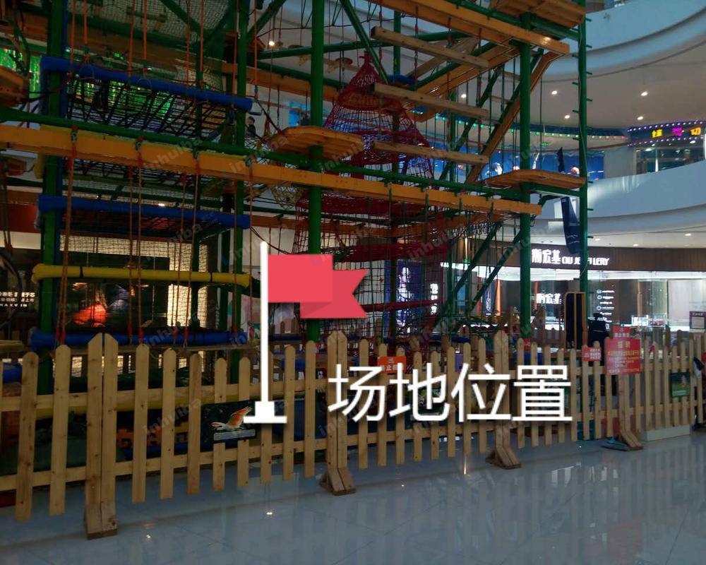 台州银泰城购物中心 - 潮宏基商铺对面