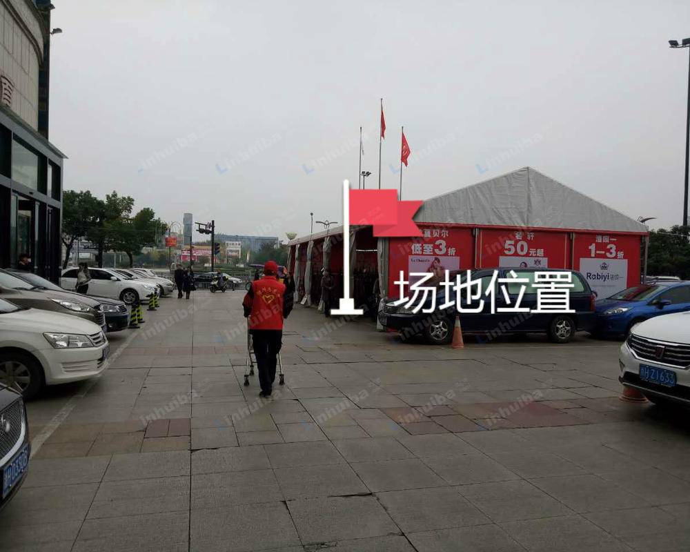 衢州东方商厦(劳动路店) - 广场边上