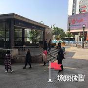 新世界百货钟家村店广场靠近地铁口