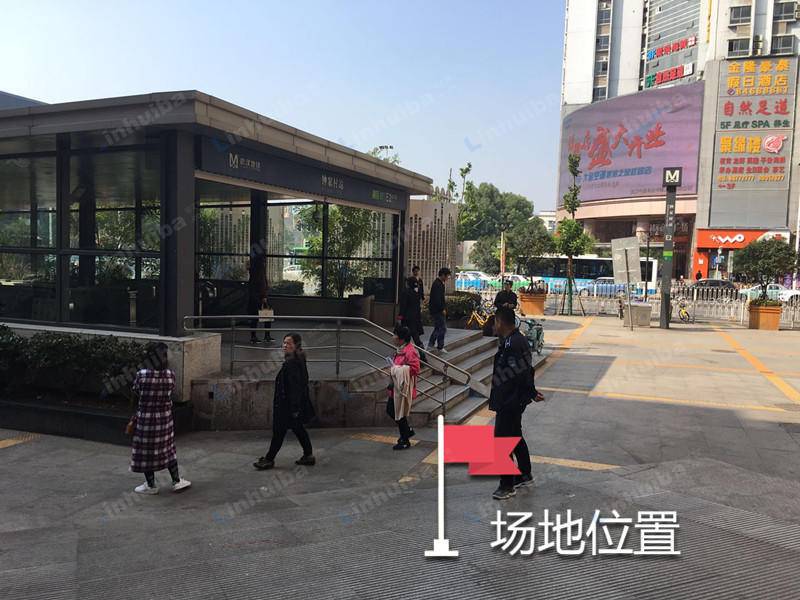 武汉新世界百货(钟家村店) - 新世界百货钟家村店广场靠近地铁口