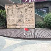 临街手扶电梯旁
