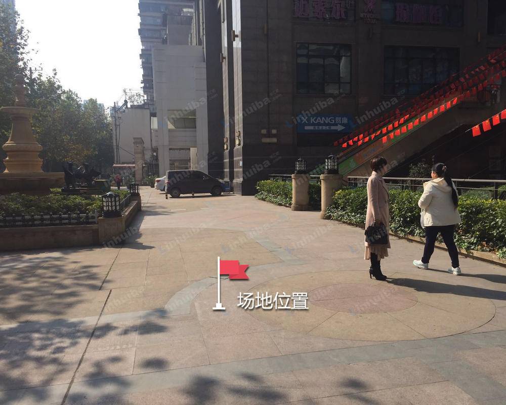 武汉金地京汉1903 - 金地京汉1903大门口小广场（花坛与大门之间的广场）
