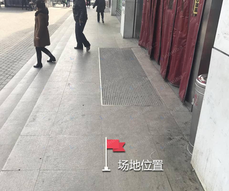 中百仓储(将军路店) - 中百仓储（将军路店）商场出入口两侧