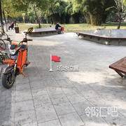 西广场体育馆旁