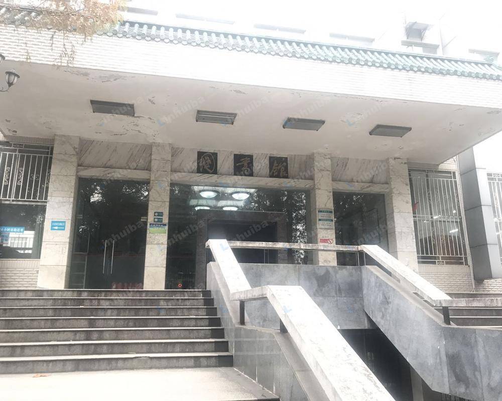武汉理工大学 - 理工大学校图书馆门口小广场