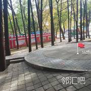 中山游乐园凉亭旁边
