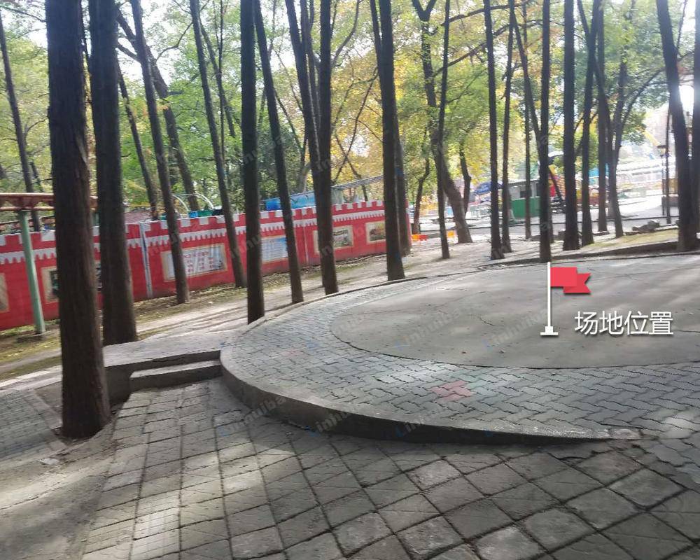 武汉市江汉区中山游乐园 - 中山游乐园凉亭旁边