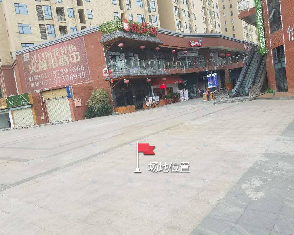 武昌府花样街 - 武昌府花样街手扶电梯前方广场中间
