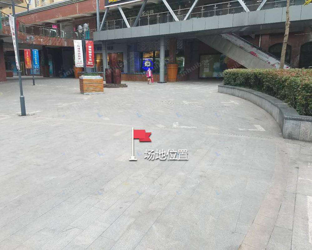 武昌府花样街 - 武昌府花样街通道下方空地中间