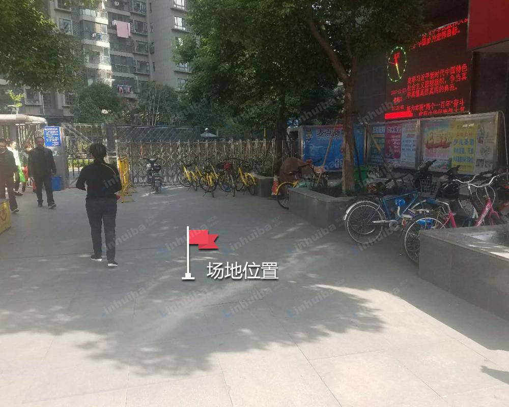 武汉市硚口区硚房翰林珑城 - 翰林珑城门口LED屏前方