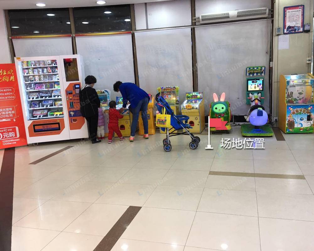 武商量贩(南湖花园店) - 武商量贩南湖店超市正门进口处