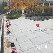 小区入口台阶上方空地