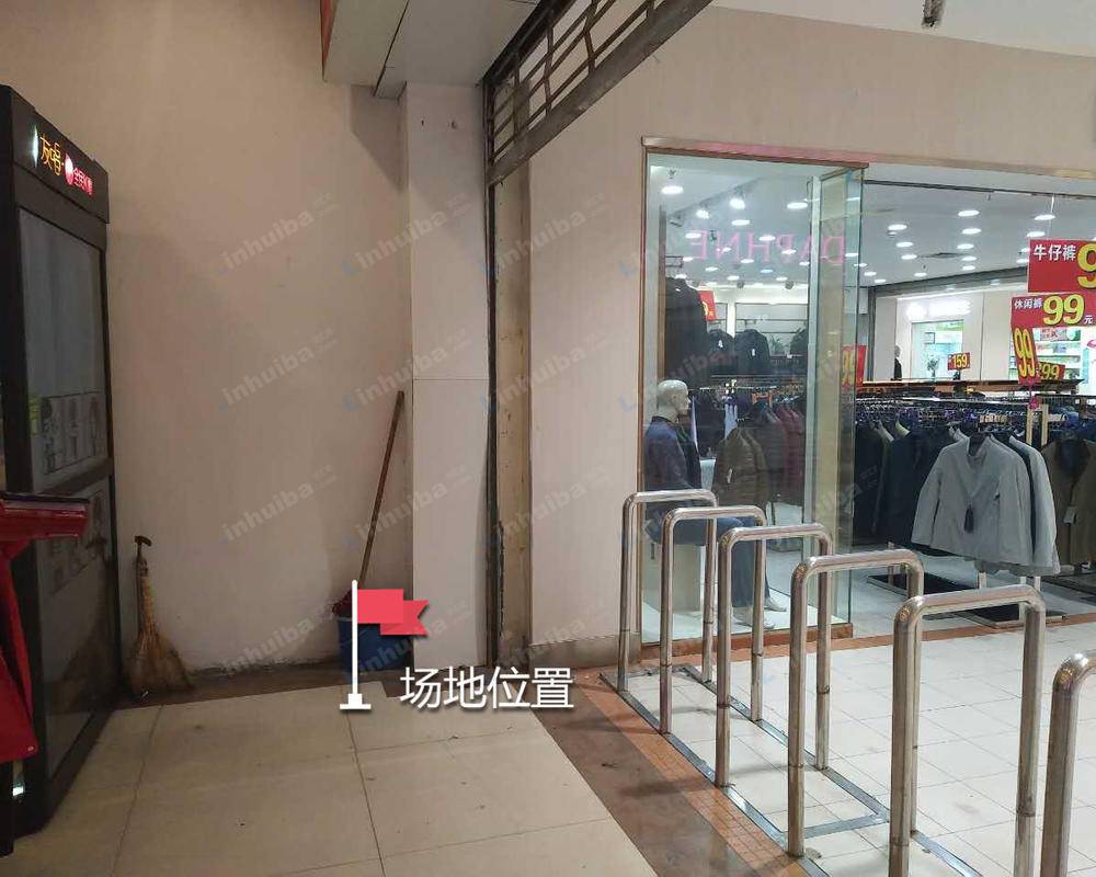 武汉世界城光谷步行街 - 光谷世界城负一楼家乐福超市门口靠近友唱KTV