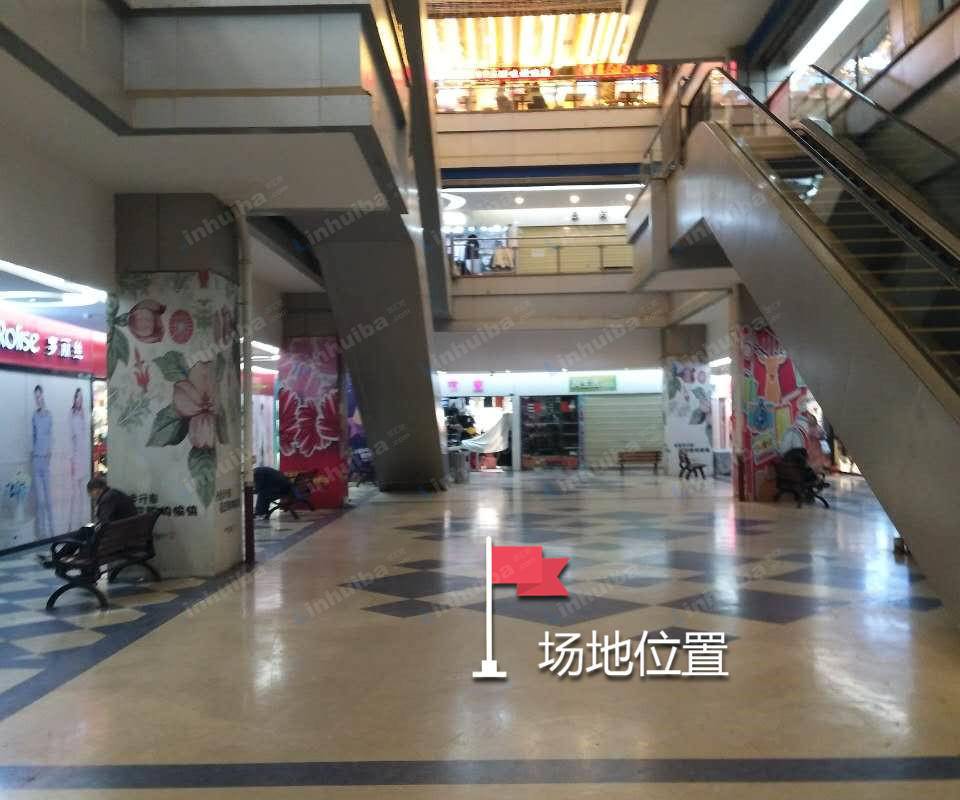 武汉世界城光谷步行街 - 一楼入口处中庭广场靠近扶梯口挑空区