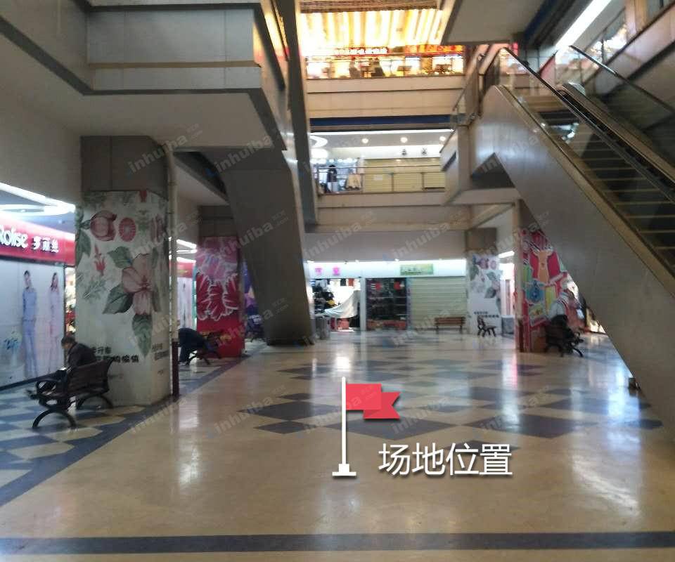 武汉世界城光谷步行街 - 一楼入口处中庭广场靠近扶梯口挑空区