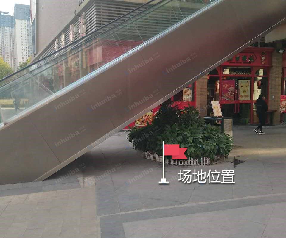 武汉汉口城市广场 - B区一楼户外步行街扶梯处右侧