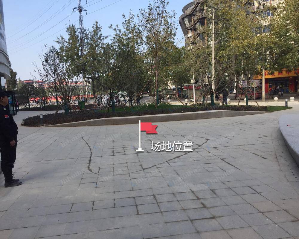 武汉印象城 - 印象城场外靠近迪卡侬