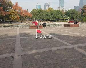 中山公园喷泉旁边广场中间