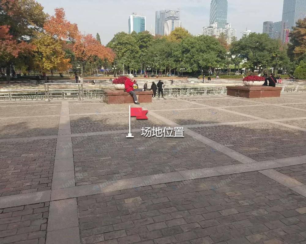 武汉市江汉区中山公园 - 中山公园喷泉旁边广场中间