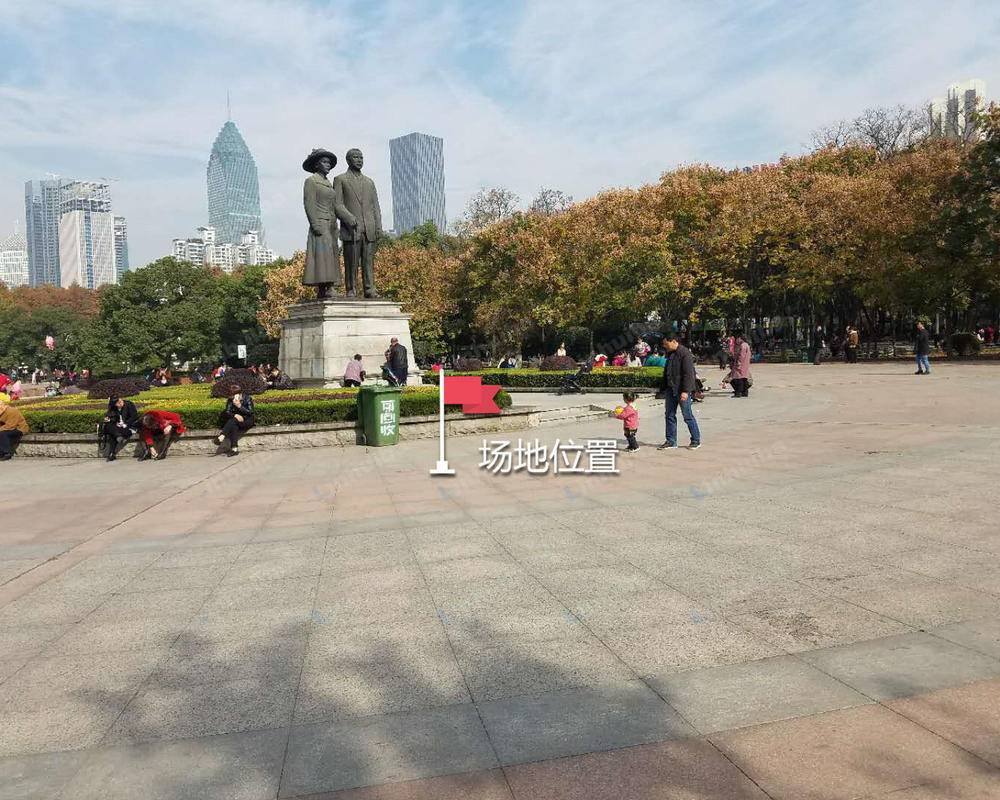 武汉市江汉区中山公园 - 中山公园雕像下方广场中间