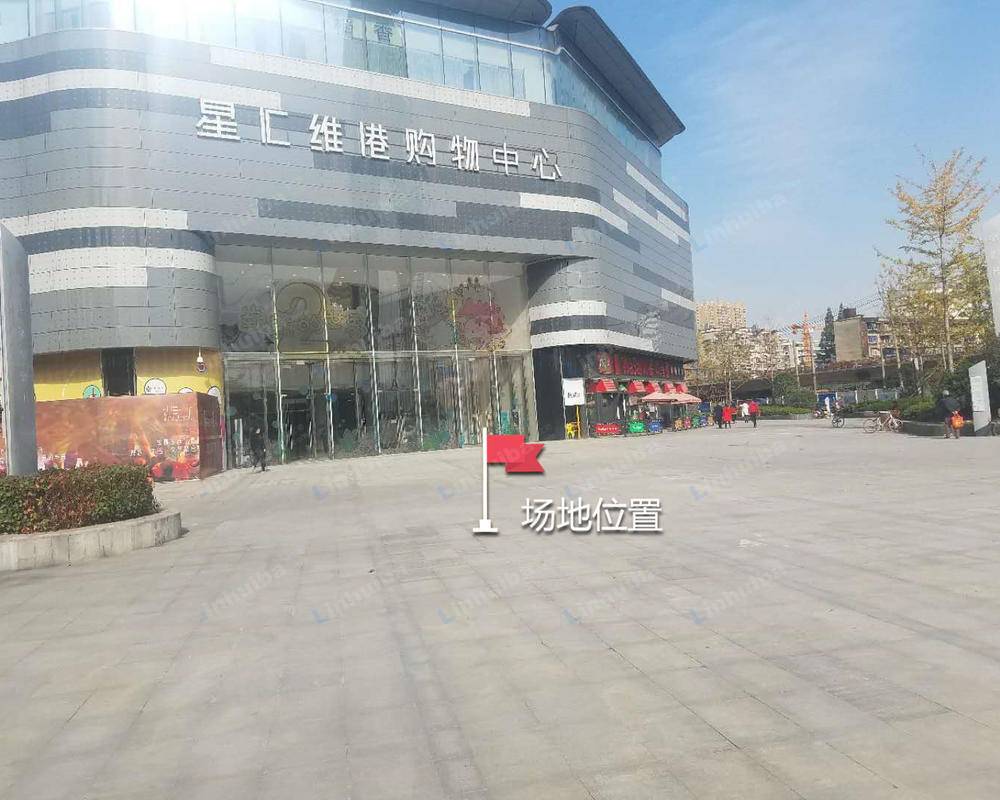 武汉越星汇维港购物中心 - 星汇维港购物中心门前广场中间