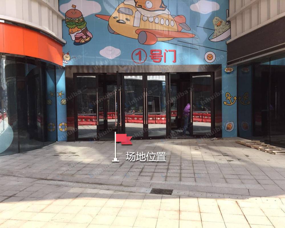 武汉印象城 - 印象城1号门靠近良品铺子