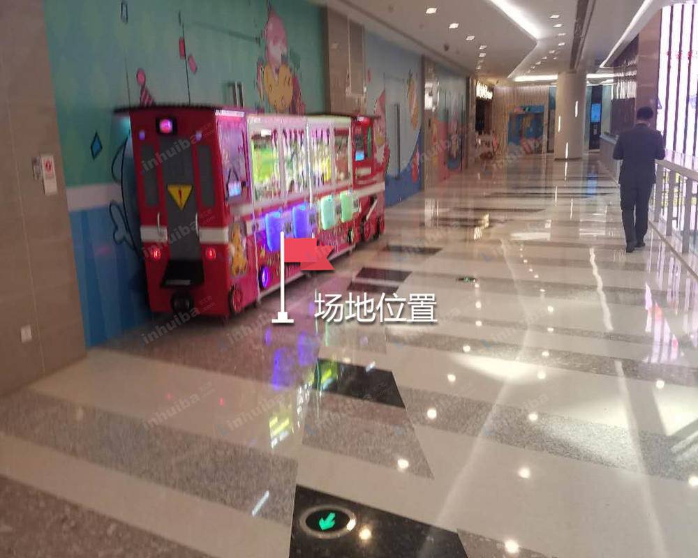武汉越星汇维港购物中心 - 星汇维港购物中心五楼过道红色机器旁边