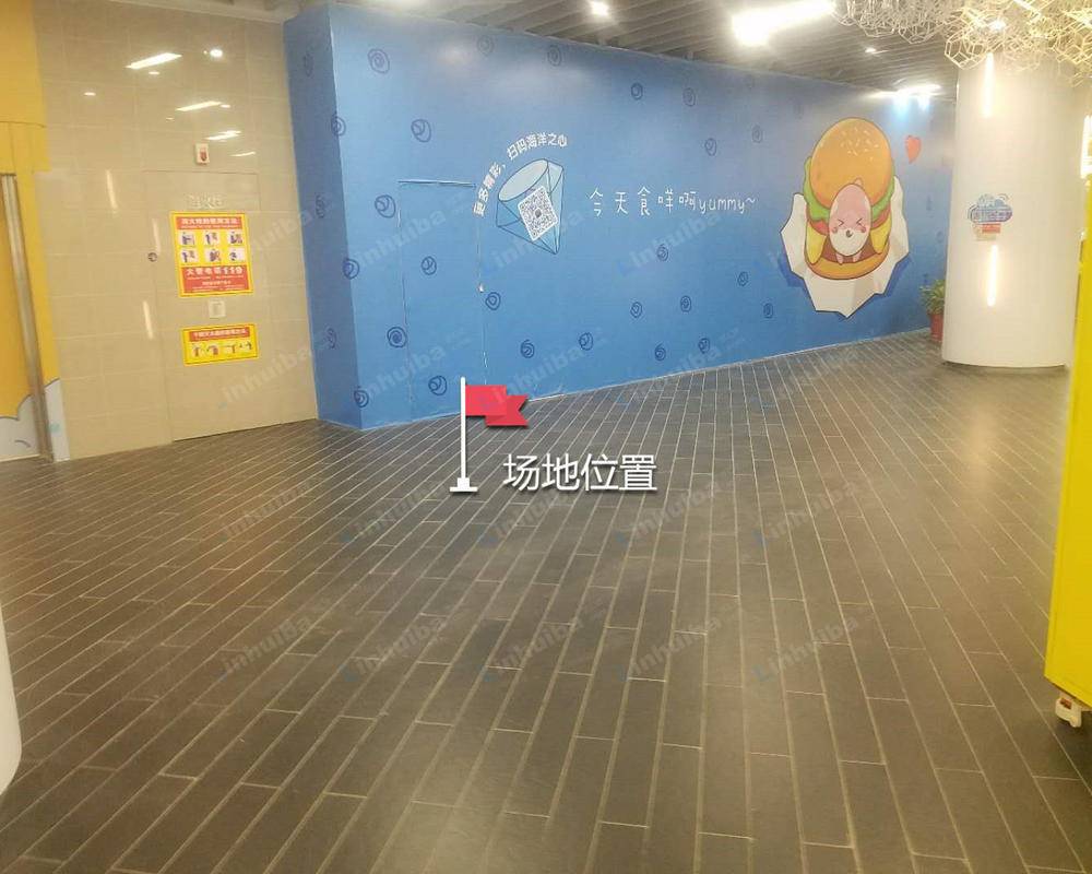 武汉越星汇维港购物中心 - 星汇维港购物中心五楼中庭蓝色墙前方空地中间