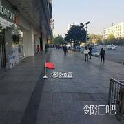 武商亚贸购物中心外部过道中间