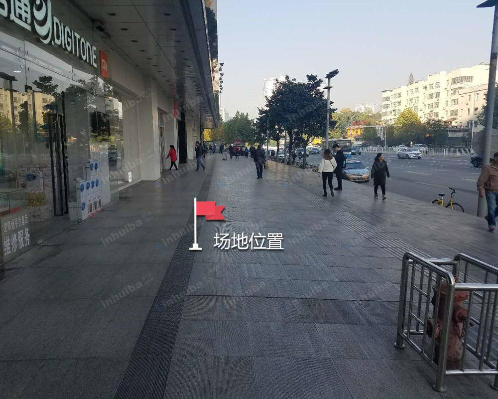 武汉市武昌区武商亚贸广场购物中心 - 武商亚贸购物中心外部过道中间