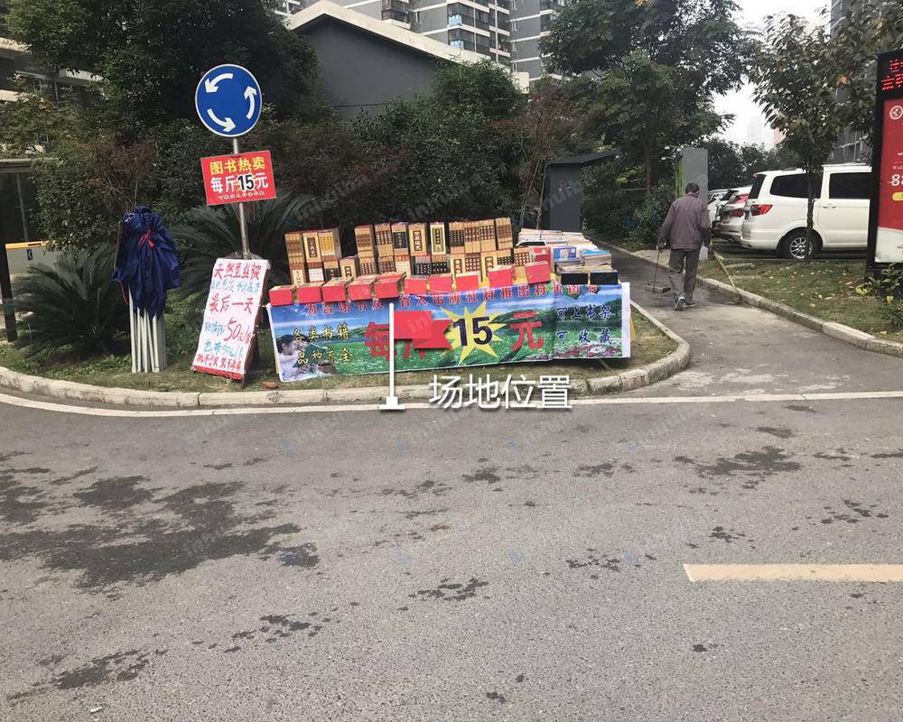 东沙花园 - 东沙花园北区大门口左侧草地处